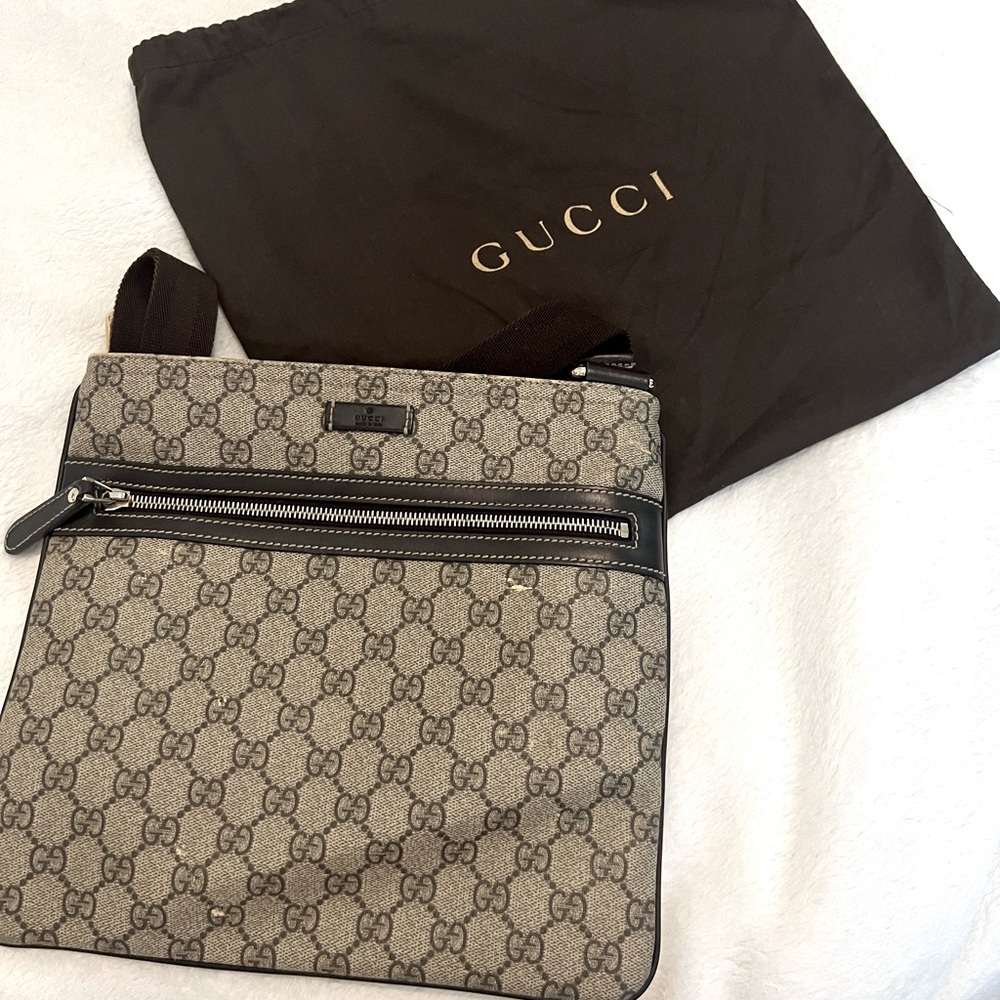 Gucci
Flat Messenger Bag GG Coated Canvas Medium